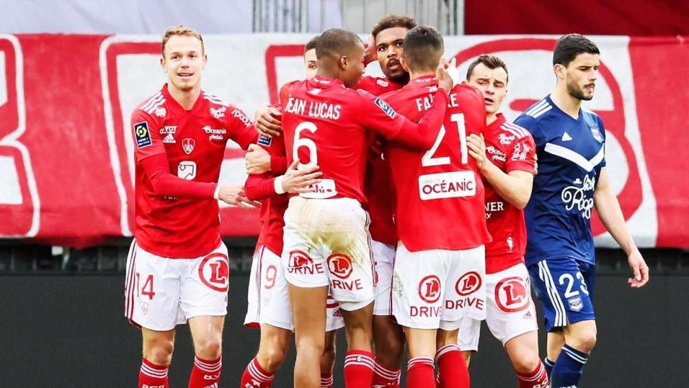 马赛客场力克布雷斯特斩获法甲三连胜佳绩